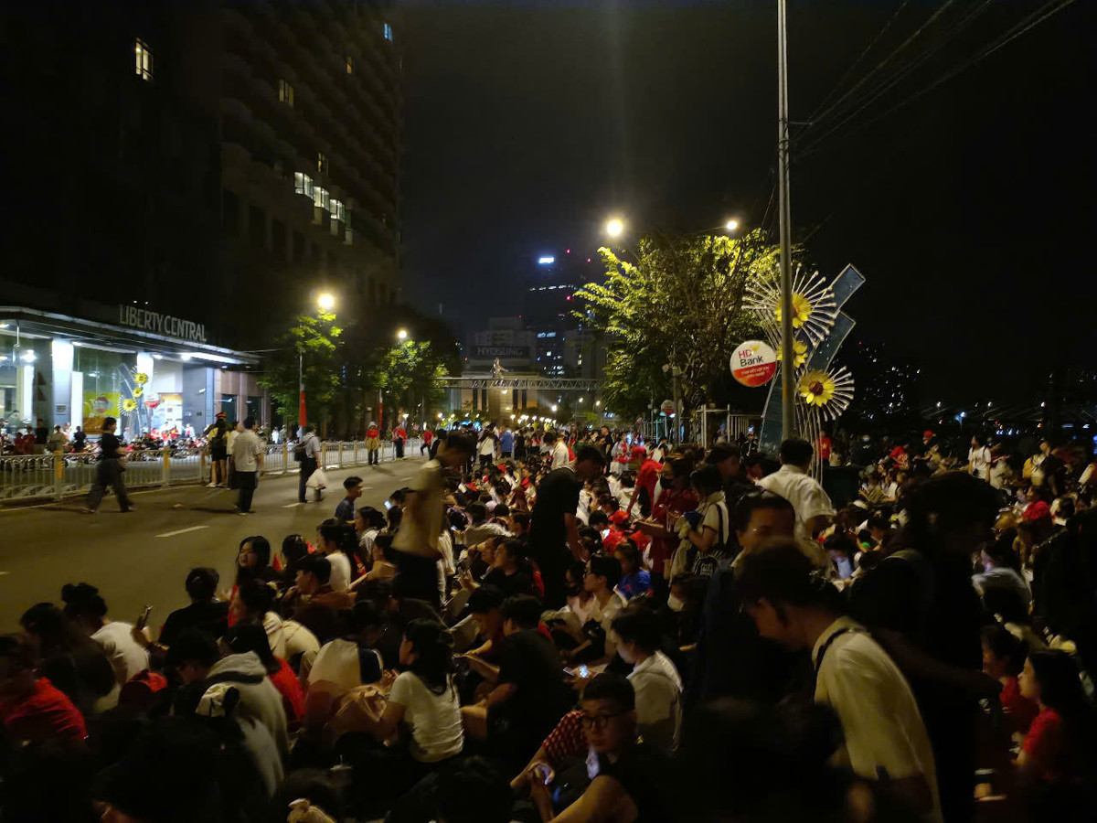 Tham gia tổng duyệt diễu binh diễu hành cấp Nhà nước chuẩn bị cho kỷ niệm 50 năm Giải phóng miền Nam, thống nhất đất nước có 56 khối. Trong đó khối xe nghi trượng gồm 4 khối, có 36 khối của quân đội, dân quân tự vệ và công an. Ngoài ra, còn có khối quân đội của Lào, Campuchia và Trung Quốc cùng tham gia. Phần diễu hành có sự tham gia của 12 khối quần chúng.