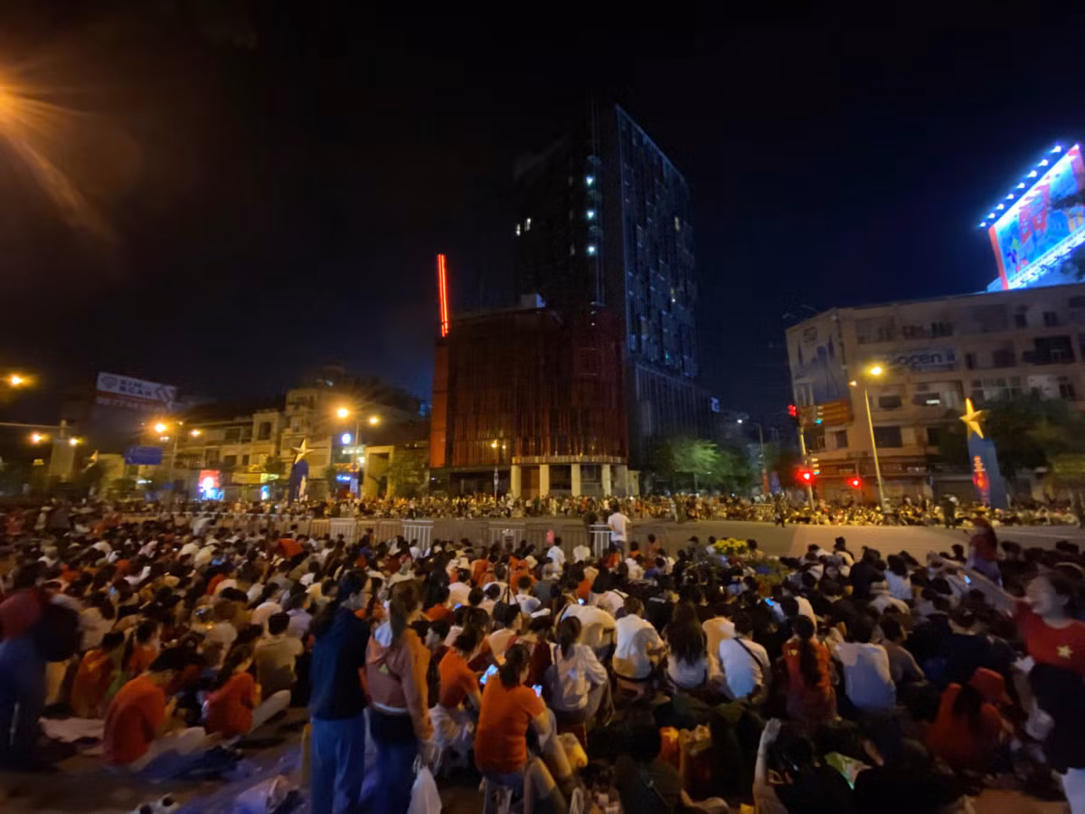 Khung cảnh chật kín người ngồi chờ xem tổng duyệt.