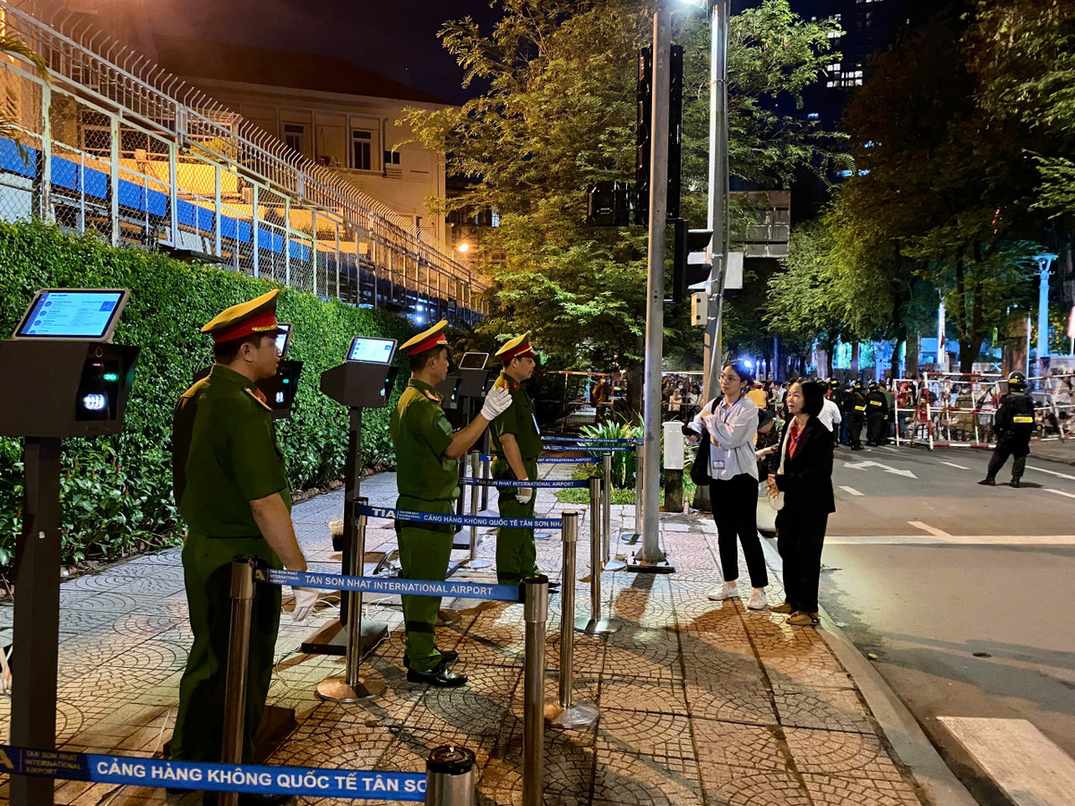 Các cán bộ chiến sĩ công an tích cực hướng dẫn người dân hiểu về quy định cũng như tìm nơi thuận tiện xem diễu binh.