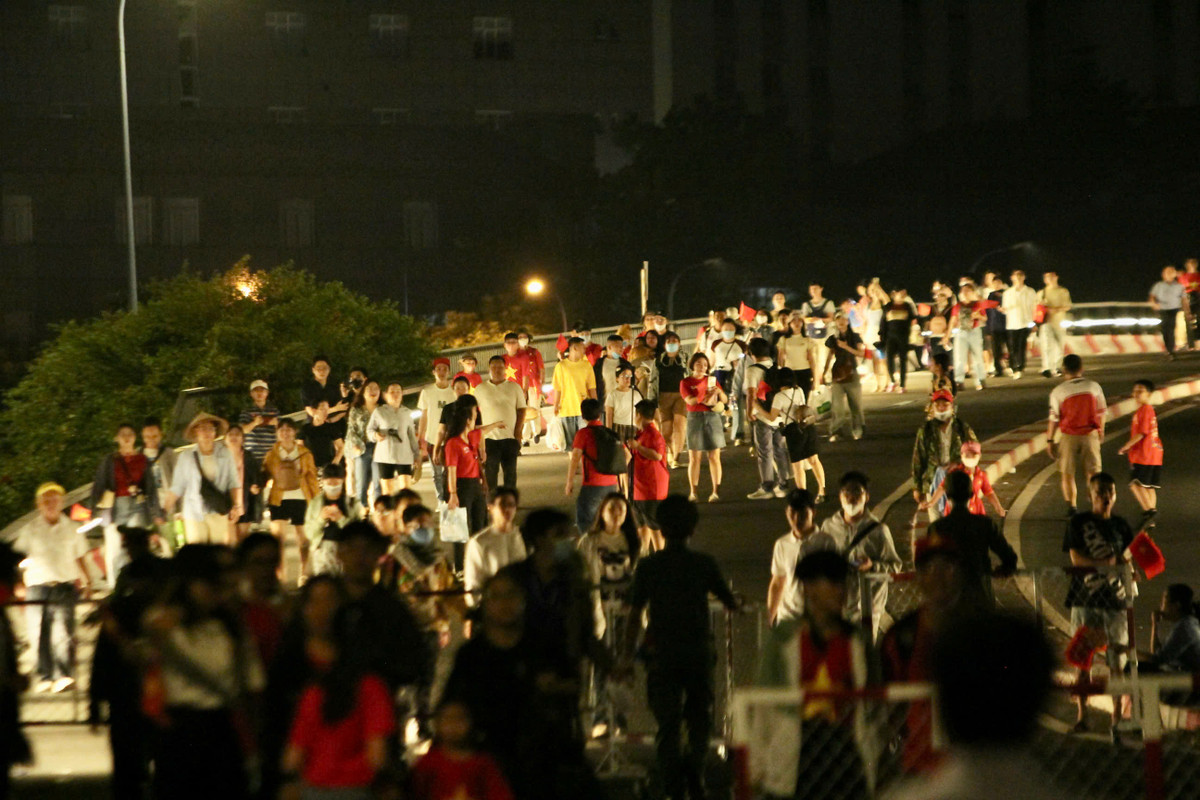 Ai cũng háo hức chờ được trải nghiệm những khoảnh khắc lịch sử.