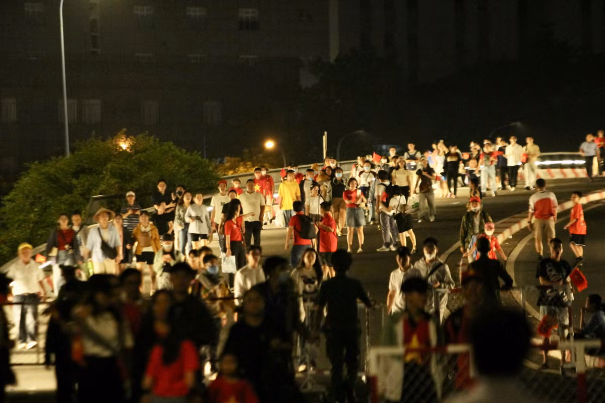 Ai cũng háo hức chờ được trải nghiệm những khoảnh khắc lịch sử.