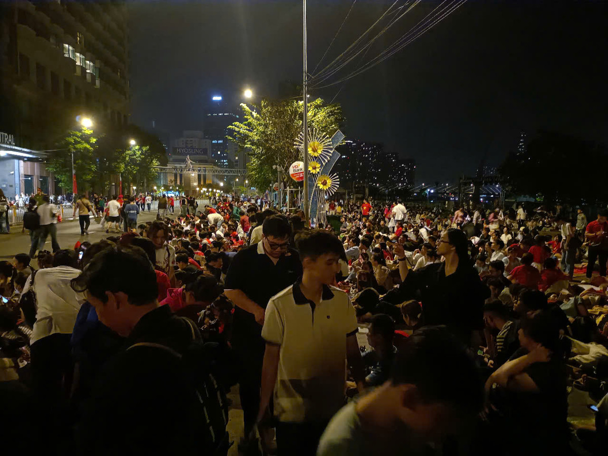 Theo ghi nhận của Báo Tri thức &amp; Cuộc sống, lúc 2h-3hh sáng ngày 27/4, các khu vực gần như chật kín người.