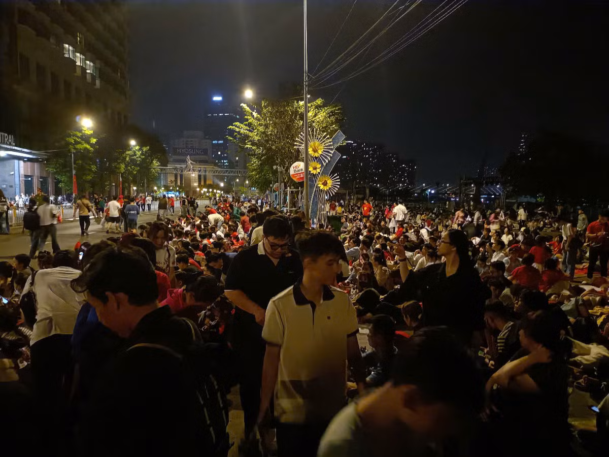 Theo ghi nhận của Báo Tri thức &amp; Cuộc sống, lúc 2h-3hh sáng ngày 27/4, các khu vực gần như chật kín người.