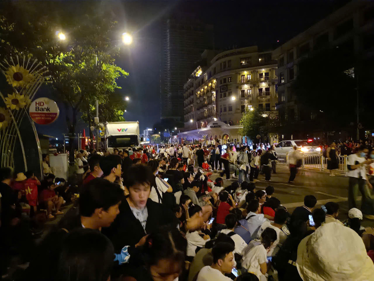 Từ 3h sáng người dân đã tập trung kín các ngã đường, chờ xem tổng duyệt. Ảnh: khu vực đường Tôn Đức Thắng - Bến Bạch Đằng.