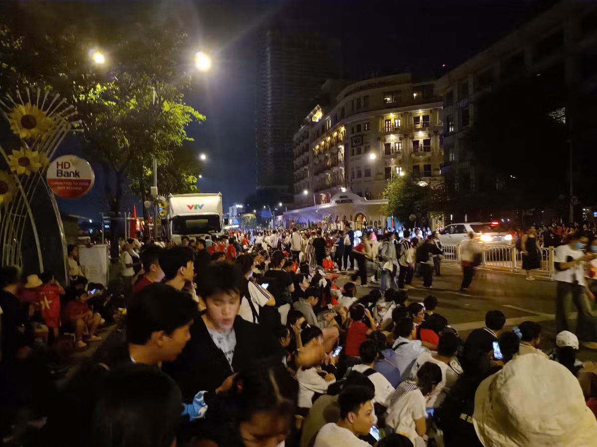 Từ 3h sáng người dân đã tập trung kín các ngã đường, chờ xem tổng duyệt. Ảnh: khu vực đường Tôn Đức Thắng - Bến Bạch Đằng.