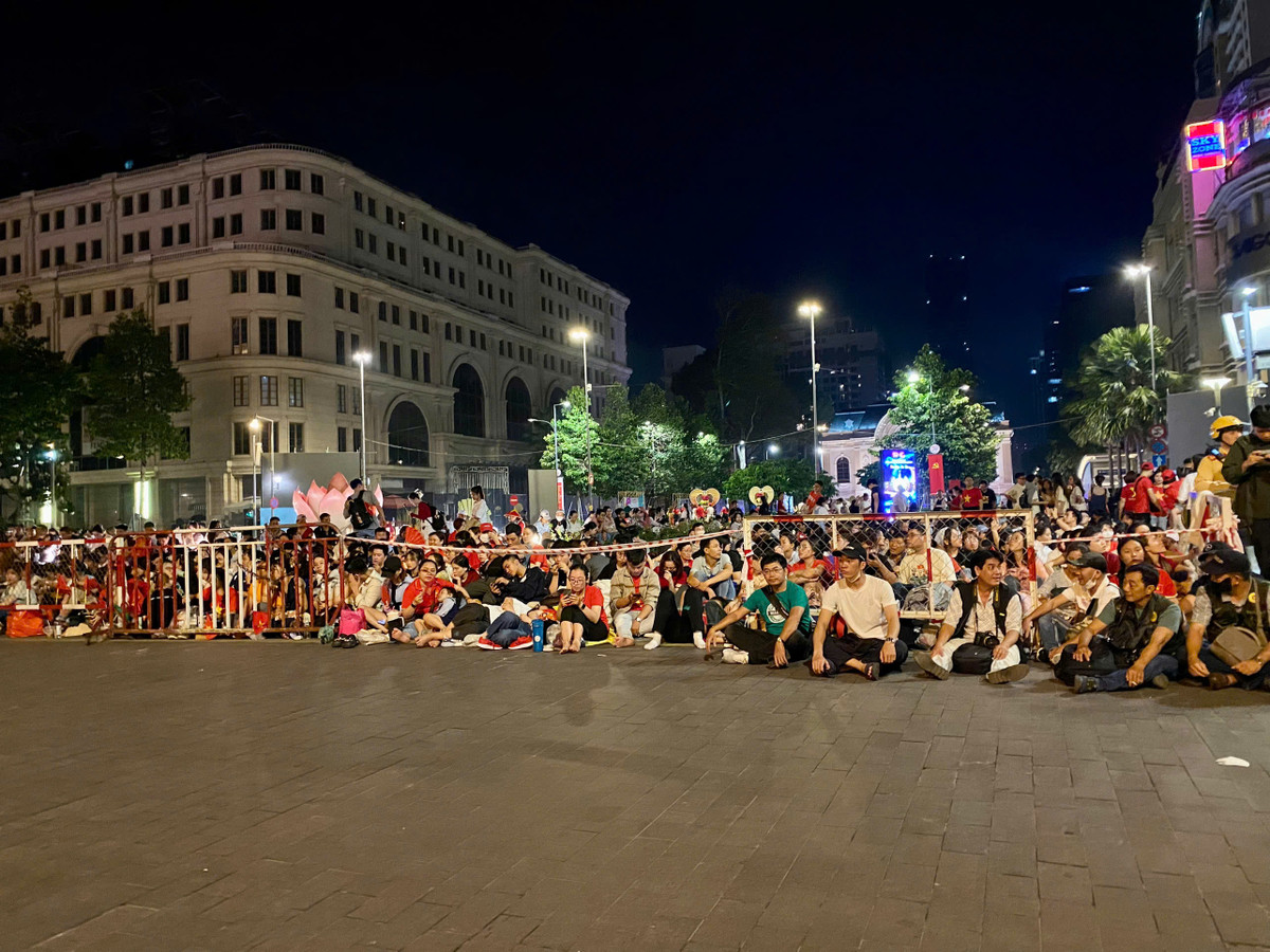 Nhiều người chờ lâu tranh thủ ngủ trước buổi tổng duyệt.