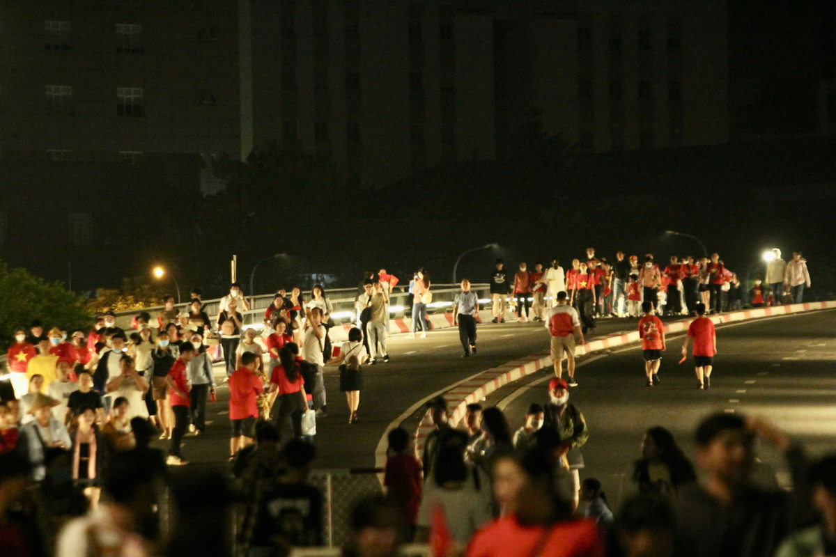 Ngoài màn trình diễn văn nghệ, diễn hành, phần diễu binh sẽ màn bắn 21 phát đại bác tại khu vực bến Bạch Đằng, 10 máy bay trực thăng treo, thả cờ Đảng, cờ Tổ quốc cùng 10 máy bay chiến đấu sẽ có những màn trình diễn nhào lộn trên bầu trời TP.HCM.