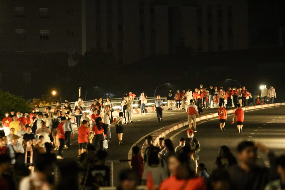 Ngoài màn trình diễn văn nghệ, diễn hành, phần diễu binh sẽ màn bắn 21 phát đại bác tại khu vực bến Bạch Đằng, 10 máy bay trực thăng treo, thả cờ Đảng, cờ Tổ quốc cùng 10 máy bay chiến đấu sẽ có những màn trình diễn nhào lộn trên bầu trời TP.HCM.