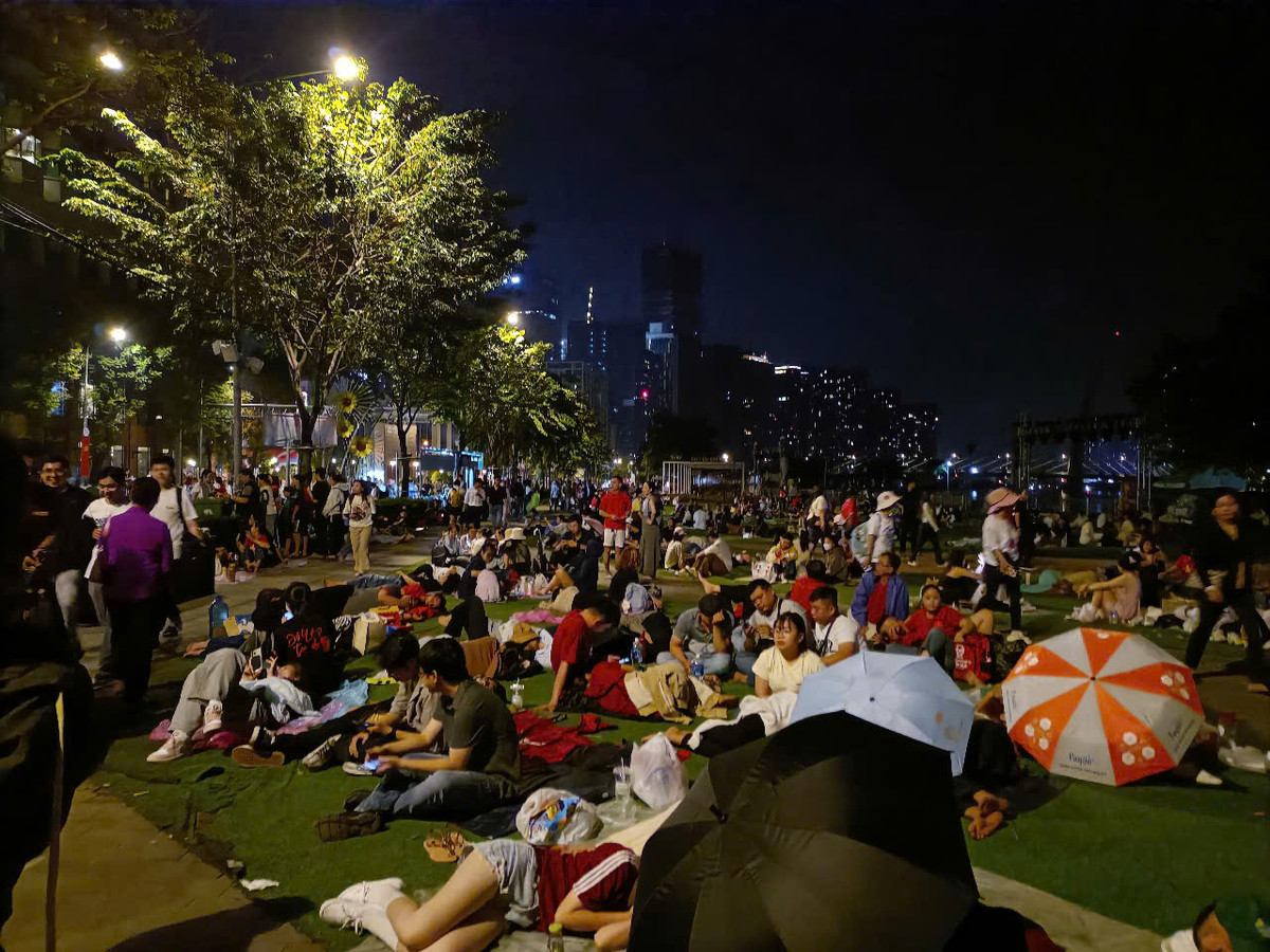 Tiếp đó, từ đêm 26/4 đến rạng sáng 27/4, người dân đã tập trung kín các ngã đường, chờ xem tổng duyệt. Ảnh: khu vực đường Tôn Đức Thắng - Bến Bạch Đằng.