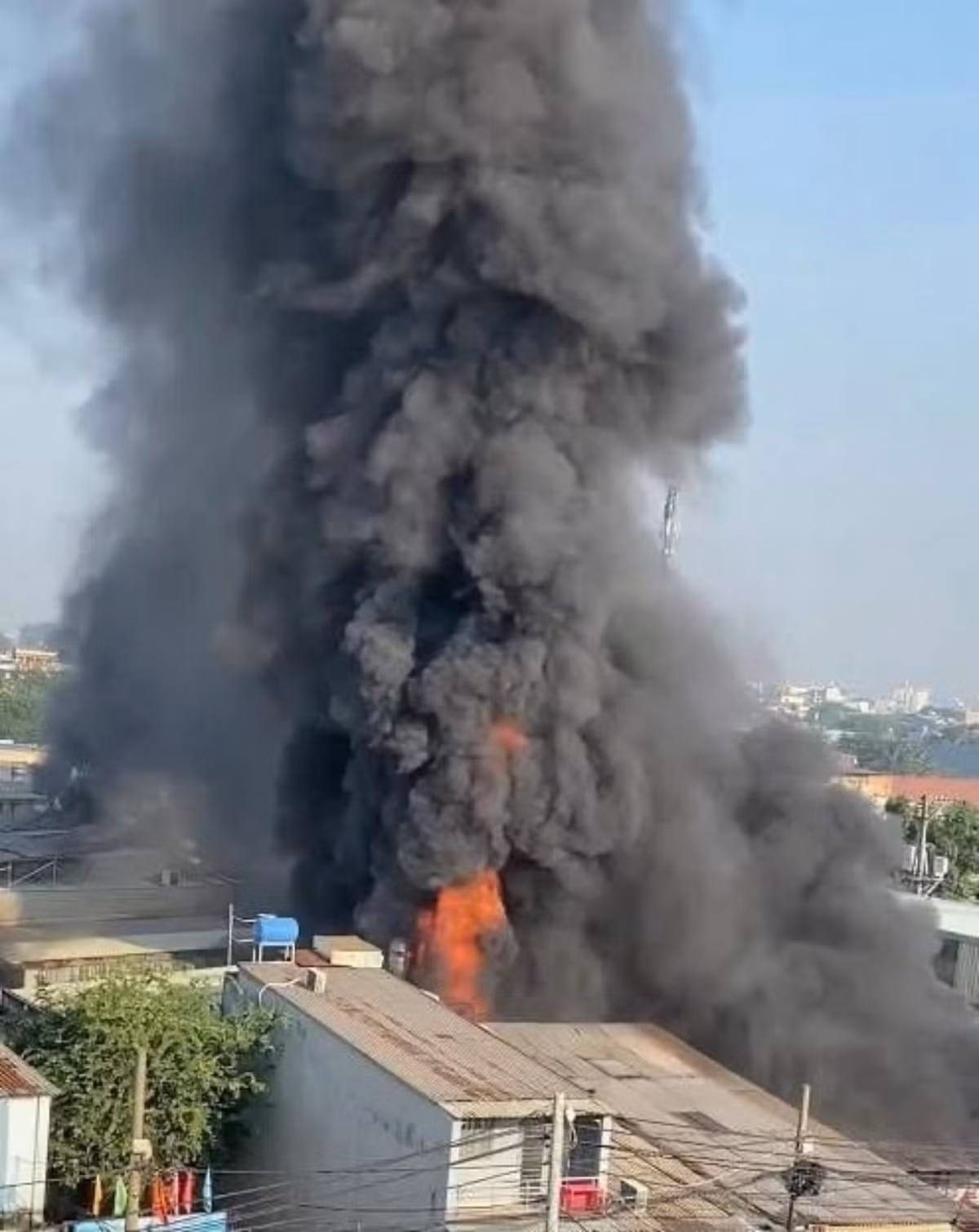 Khoi lua cuon cuon bao trum bai giu xe o TPHCM