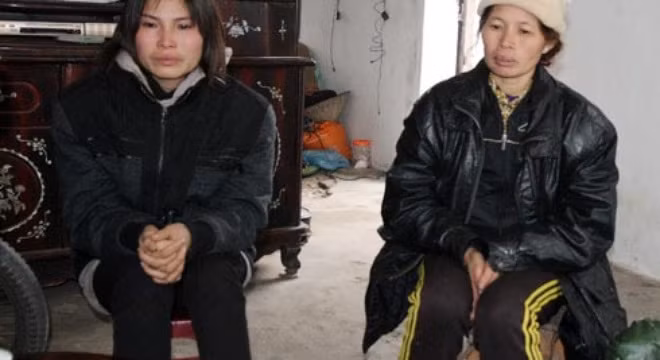 Vẻ mặt bà Hiền, bà Thương với nụ cười thường trực về hi vọng vào ngày mai khi chồng con về đoàn tụ, khác với vẻ mặt đau buồn, nước mắt luôn rơi chảy trước đây.