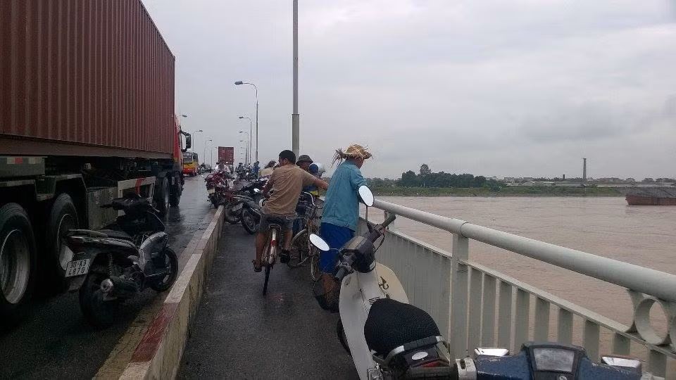 Việc người dân dựng xe, đứng trên cầu câu cá đã gây cản trở các phương tiện giao thông.