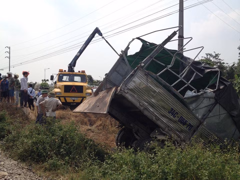 Do va chạm mạnh, xe tải bị văng cách khu vực xảy ra tai nạn hơn 10 mét. Lái xe tải bị văng khỏi buồng lái và rơi xuống cống gần đó. Do nước chảy mạnh nên đã cuốn nạn nhân qua cống.