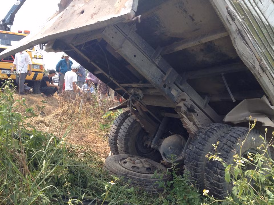 Sau hơn 1 giờ tìm kiếm, lực lượng chức năng và người dân mới tìm thấy thi thể lái xe. Danh tính nạn nhân được xác định là Phạm Quý Cấp (SN 1990, quê ở xã Đức Xương, huyện Gia Lộc, tỉnh Hải Dương).