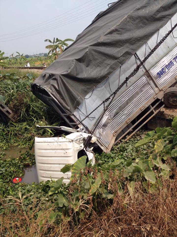 Theo tìm hiểu của PV Kiến Thức, khu vực xảy ra vụ tai nạn là đường dân sinh cắt đường sắt. Dù hơn 1000 hộ dân sinh sống và thường xuyên đi lại qua khu vực này nhưng không có barie cảnh báo.