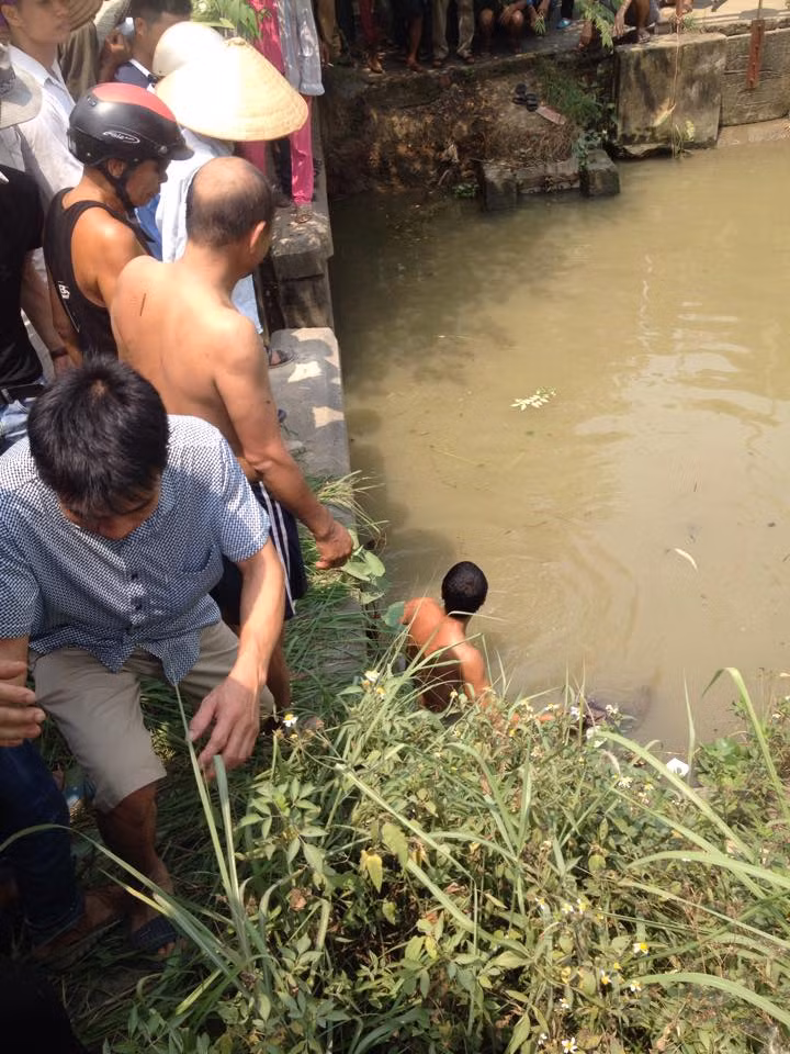 Ngay khi xảy ra vụ tai nạn, lực lượng chức năng đã có mặt tại hiện trường điều tra nguyên nhân vụ tai nạn và tìm kiếm nạn nhân.