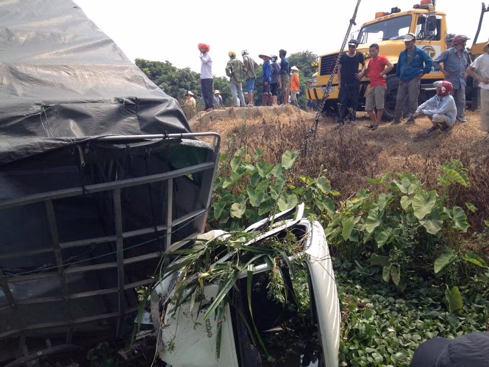 Theo các nhân chứng tại hiện trường cho biết, vào thời điểm trên, xe tải mang BKS 34C 06670 khi băng qua đường sắt do thiếu quan sát đã bị tàu hỏa lưu thông theo hướng Hải Phòng – Hà Nội tông trực diện.