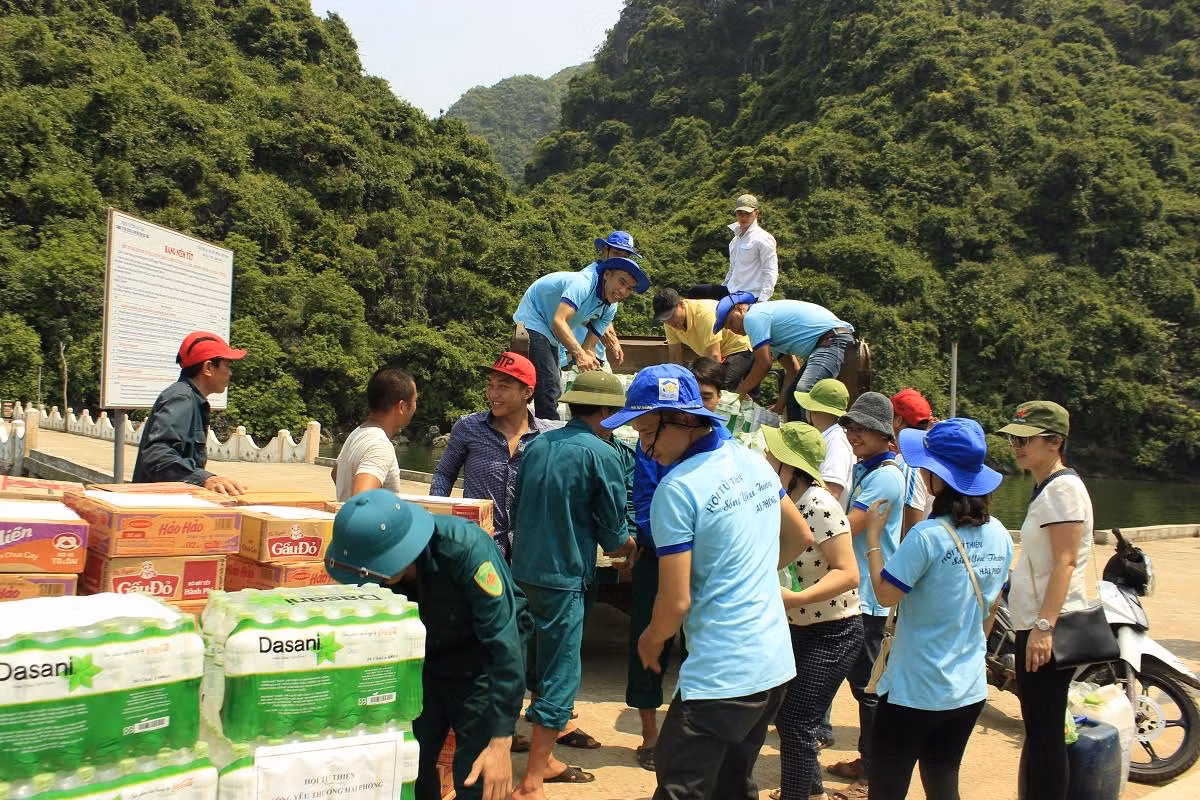 Giúp họ vơi đi khó khăn và ấm lòng hơn khi phải chống chọi với nước lũ.