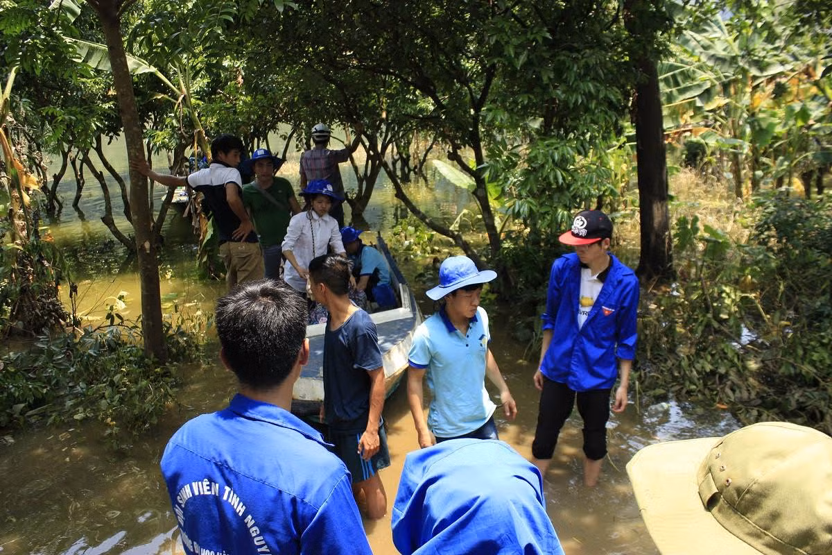 Nhiều đoàn cứu hộ đã mang những tấm lòng hảo tâm đến với người dân xã đảo Việt Hải.