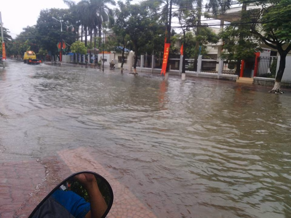 Nước mênh mông khiến nhìn đường cứ ngỡ là sông.