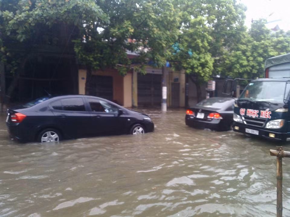 Các ô tô cũng khốn khổ vì mắc kẹt trong nước.