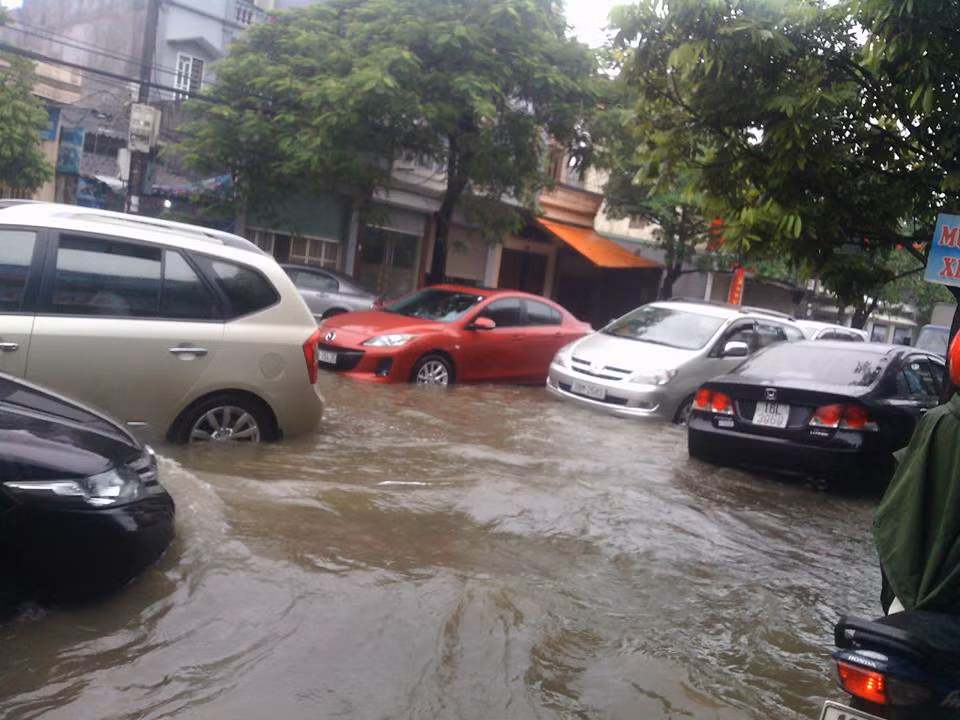 Canh o to boi trong nuoc lu o Hai Phong, Hai Duong