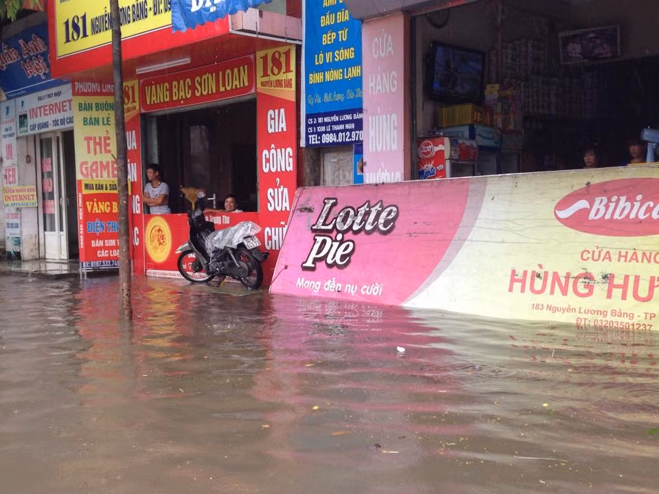 Nhiều nhà dân tại Hải Dương phải dùng biển để chắn nước vào nhà.