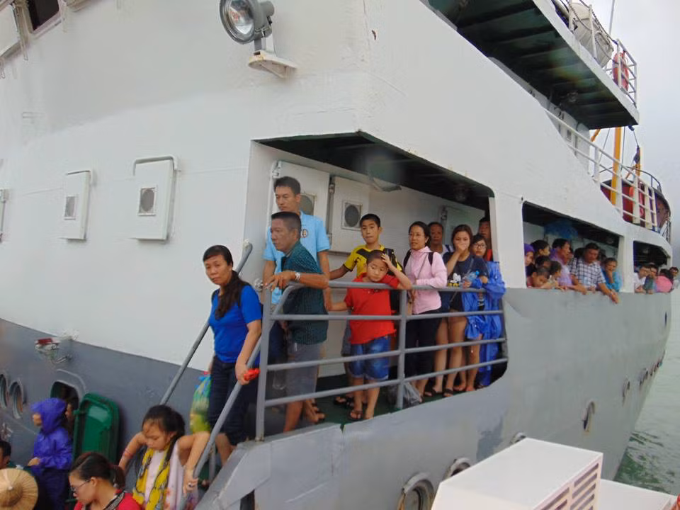 UBND tinh Quang Ninh xin loi du khach vu thu ve tau-Hinh-2