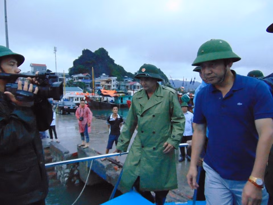 UBND tinh Quang Ninh xin loi du khach vu thu ve tau-Hinh-4