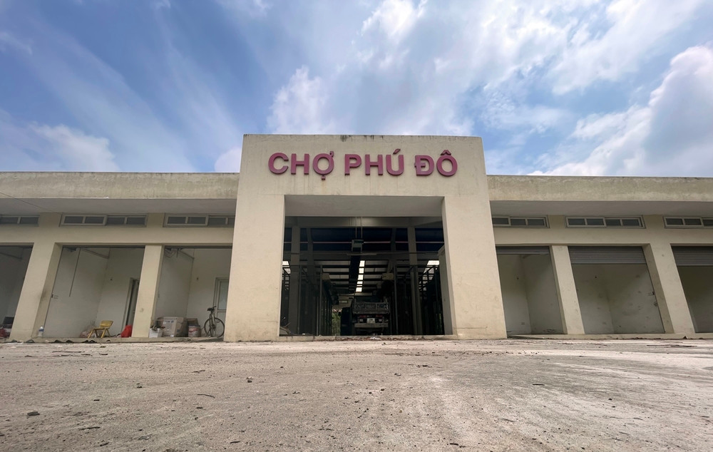 Trong đó, Chủ tịch UBND TP Hà Nội giao Sở Công Thương chủ trì, phối hợp UBND quận Nam Từ Liêm làm rõ thông tin: “Hà Nội: Dự án chợ dân sinh 18 tỷ, xây xong bỏ hoang suốt 6 năm”. Báo cáo kết quả kiểm tra, xử lý về Ban Tuyên giáo Thành ủy, UBND Thành phố trước ngày 25/6/2023, thực hiện thông tin trả lời báo chí theo quy định.