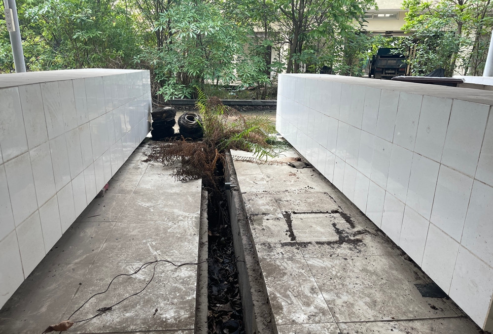 Bên trong chợ Phú Đô xây mới 18 tỷ đồng nhếch nhác, bẩn thỉu.