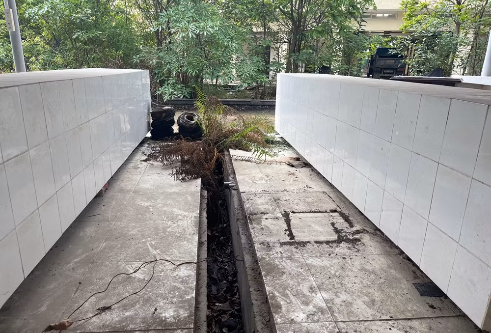 Bên trong chợ Phú Đô xây mới 18 tỷ đồng nhếch nhác, bẩn thỉu.