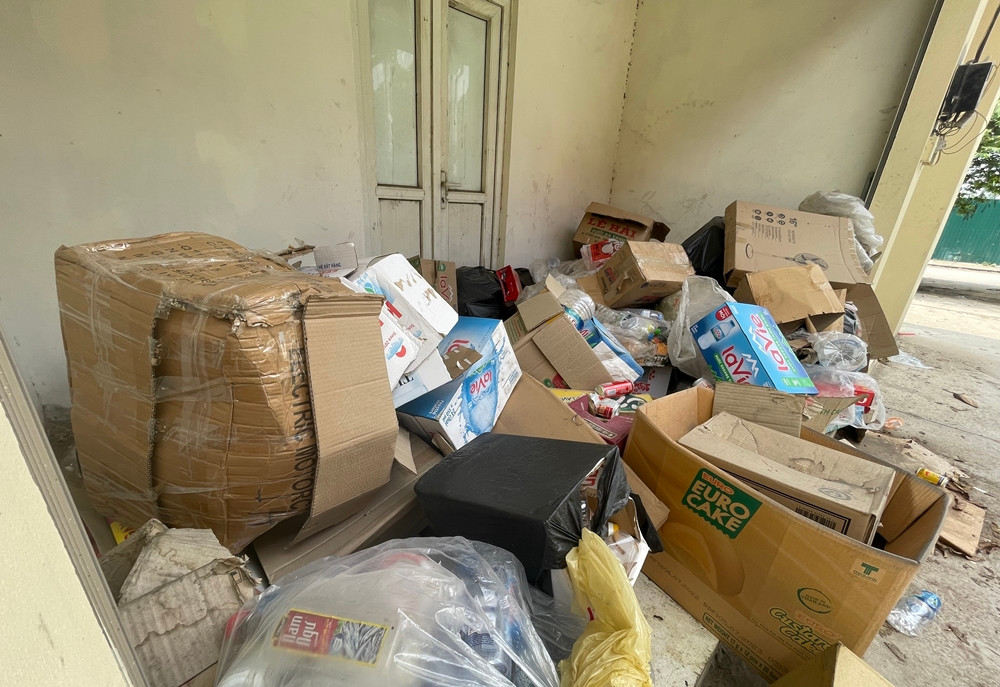 Nhiều ki-ốt, gian hàng trở thành nơi tập kết ngập rác thải.