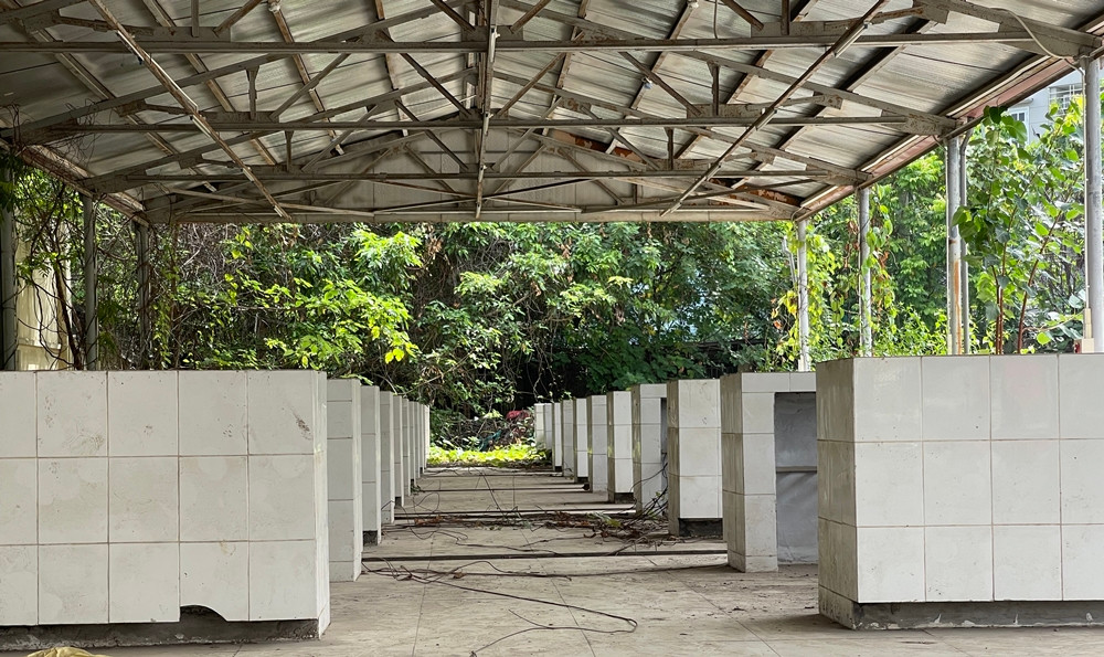 Sau khi hoàn thành, đến nay chợ Phú Đô 18 tỷ dường như bị bỏ hoang, nhiều hạng mục đã bị xuống cấp, hư hỏng nghiêm trọng.