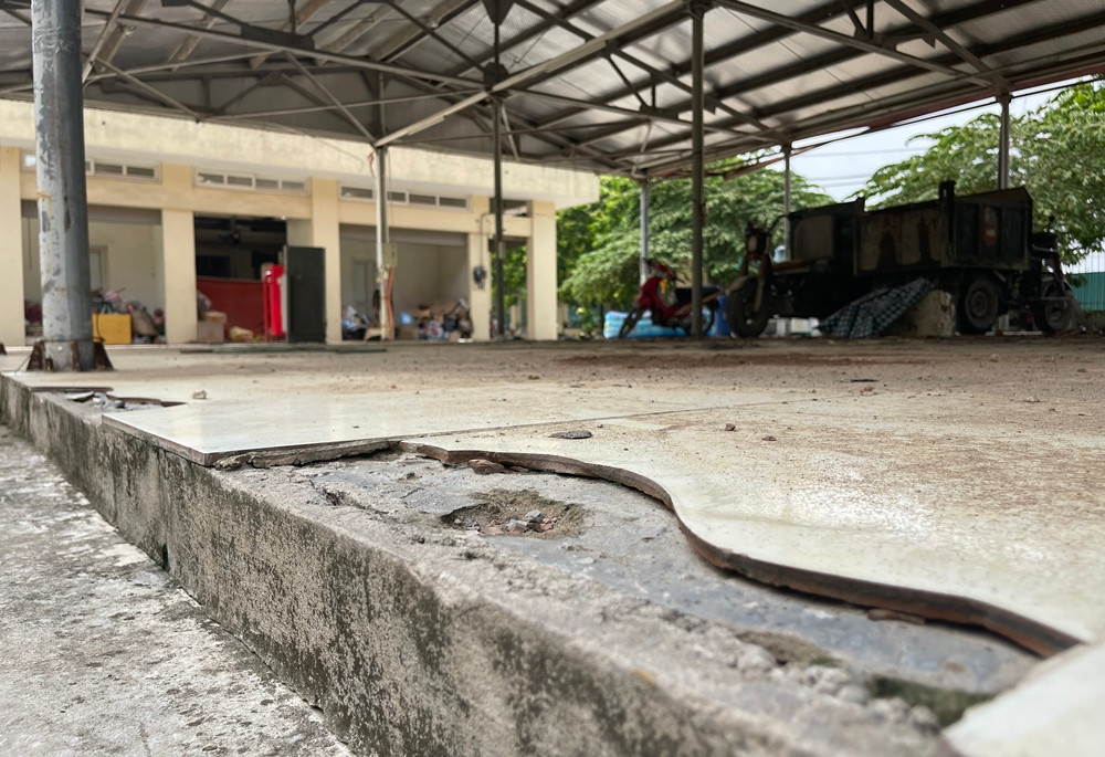 Chị Hoa - một tiểu thương kinh doanh hoa quả ở chợ địa phương gần đó thắc mắc việc, không rõ lý do vì sao chợ Phú Đô đã làm xong nhưng chưa cho tiểu thương vào buôn bán?