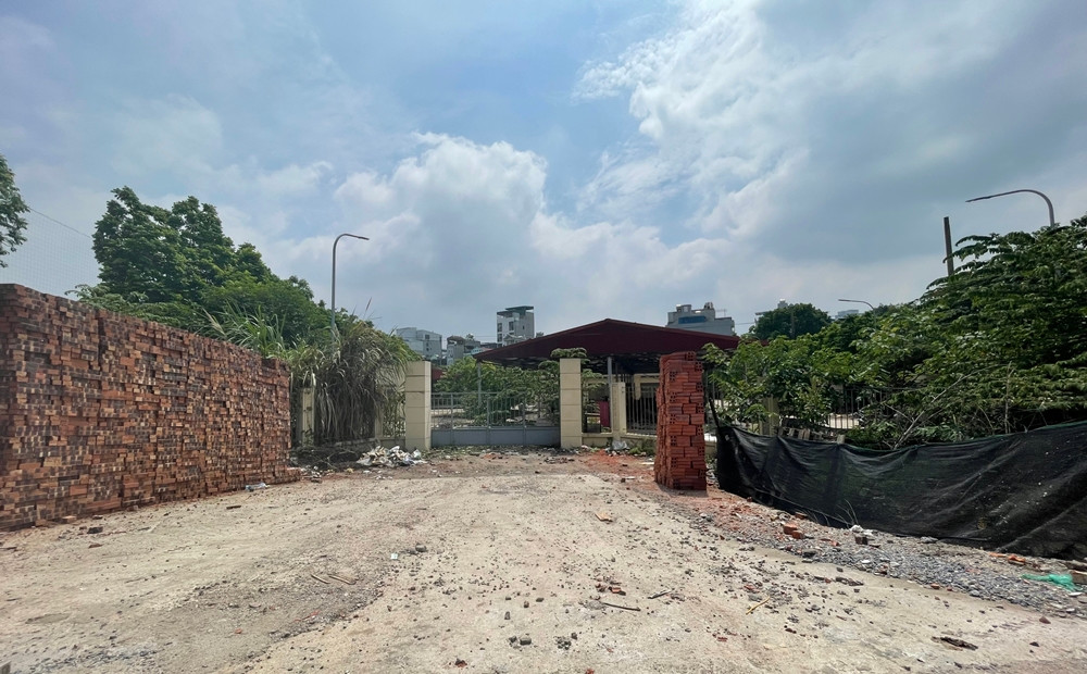 Nhằm tìm hiểu đa chiều, khách quan các thông tin liên quan, PV Tri thức và Cuộc sống đã liên hệ với ông Phùng Ngọc Sơn - Giám đốc Ban QLDA đầu tư xây dựng quận Nam Từ Liêm, nhưng vị này đã từ chối trả lời.