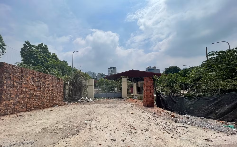 Nhằm tìm hiểu đa chiều, khách quan các thông tin liên quan, PV Tri thức và Cuộc sống đã liên hệ với ông Phùng Ngọc Sơn - Giám đốc Ban QLDA đầu tư xây dựng quận Nam Từ Liêm, nhưng vị này đã từ chối trả lời.