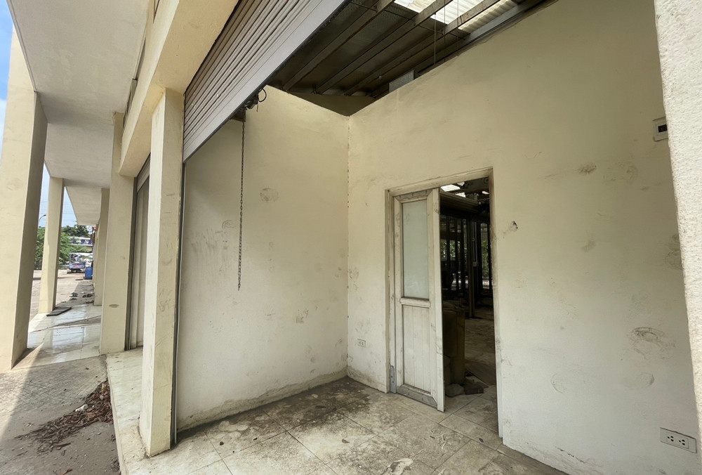 Trả lời báo chí, ông Lê Văn Chư - Phó Chủ tịch UBND phường Phú Đô cho biết, chợ dân sinh Phú Đô chậm đưa vào sử dụng là vướng mắc về cơ chế. Cụ thể, chợ dân sinh Phú Đô được UBND quận quyết định đầu tư bằng ngân sách nhà nước. Nhưng theo quy định hiện hành, chợ dân sinh Phú Đô phải sử dụng nguồn vốn ngoài Nhà nước nên gây ra một số vướng mắc, dẫn đến việc chậm tiến độ, chậm đưa chợ vào sử dụng.