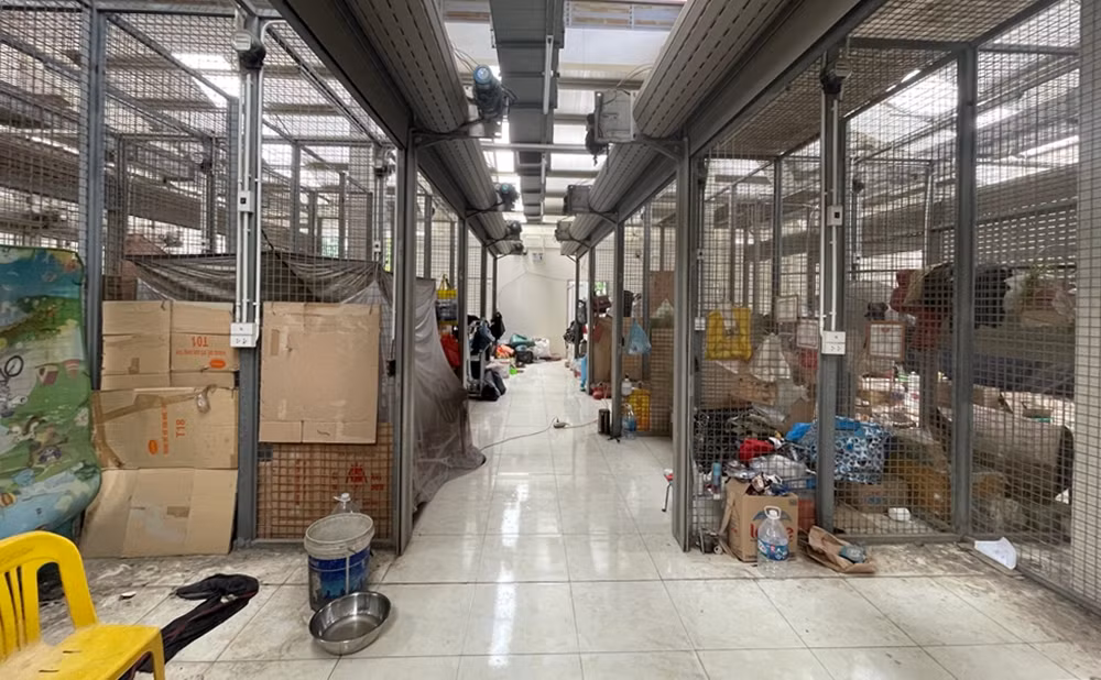 Nơi đây còn biến thành chỗ tá túc của người vô gia cư.