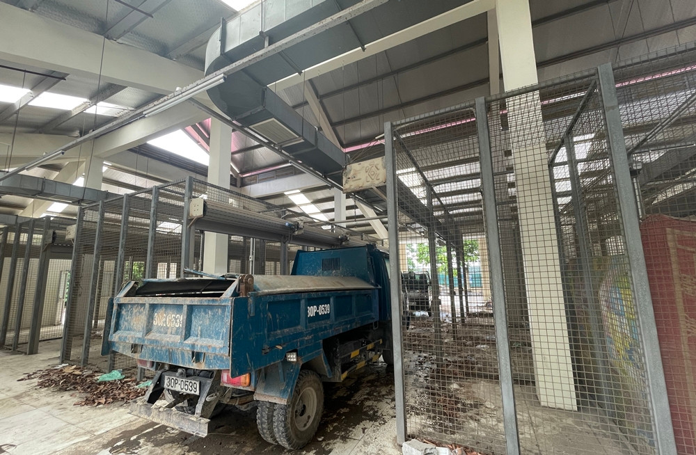 Xe được đỗ thành hàng ngay bên trong các ki-ốt chợ.