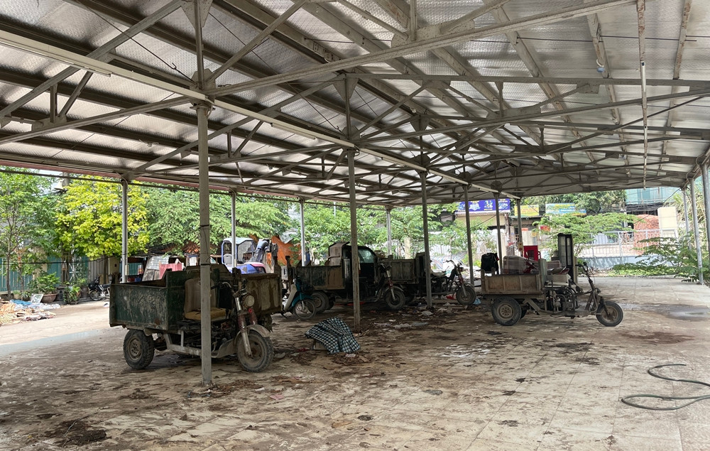 Do chưa đưa vào khai thác, sử dụng nên chợ Phú Đô còn được người dân tận dụng thành nơi tập kết xe chở vật liệu xây dựng, đem theo đất cát nhếch nhác trong khuôn viên chợ.