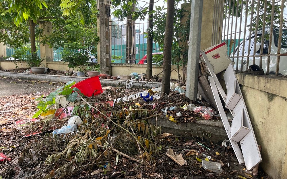 UBND phường Phú Đô cũng mong muốn sớm được bàn giao chợ để người dân sử dụng. Tránh tình trạng các tiểu thương buôn bán dưới lòng đường, bán tại nhà gần chợ tạm gây ảnh hưởng tới văn minh đô thị và vệ sinh môi trường.