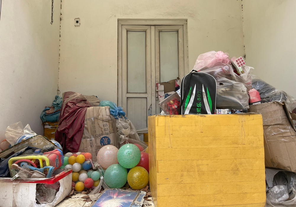 Đủ thứ rác thải chất ngập bên trong ki-ốt chợ.