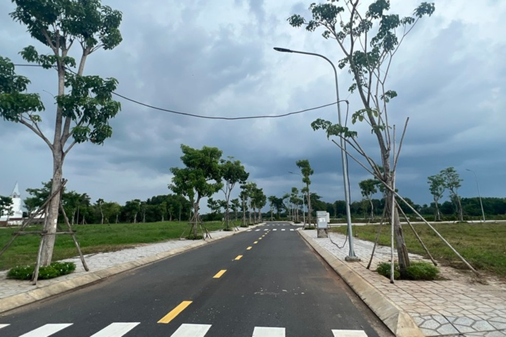 Một số vị trí đã được chủ đầu tư làm đường, lát vỉa hè, trồng cây xanh. (Ảnh: Người lao động).