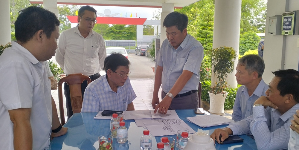 Chiều 28/6, ông Mai Hùng Dũng - Phó Chủ tịch Thường trực UBND tỉnh Bình Dương (thứ hai từ trái qua, hàng trên), có buổi làm việc với UBND TP Thủ Dầu Một và các sở ngành có liên quan, tìm giải pháp tháo gỡ khó cho dự án khu đô thị sinh thái Chánh Mỹ (TP Thủ Dầu Một, Bình Dương). (Ảnh: Báo Bình Dương).