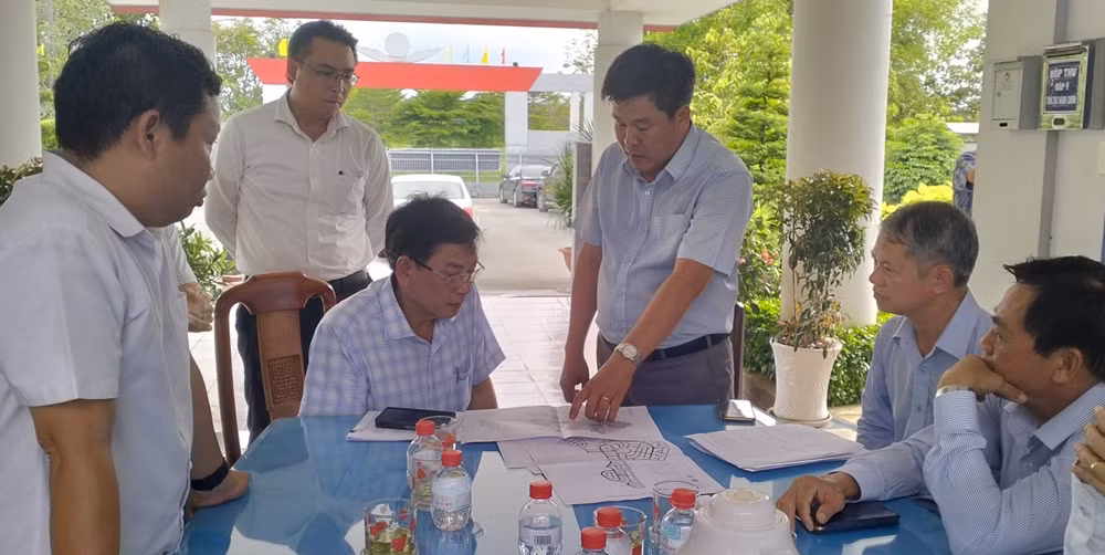 Chiều 28/6, ông Mai Hùng Dũng - Phó Chủ tịch Thường trực UBND tỉnh Bình Dương (thứ hai từ trái qua, hàng trên), có buổi làm việc với UBND TP Thủ Dầu Một và các sở ngành có liên quan, tìm giải pháp tháo gỡ khó cho dự án khu đô thị sinh thái Chánh Mỹ (TP Thủ Dầu Một, Bình Dương). (Ảnh: Báo Bình Dương).