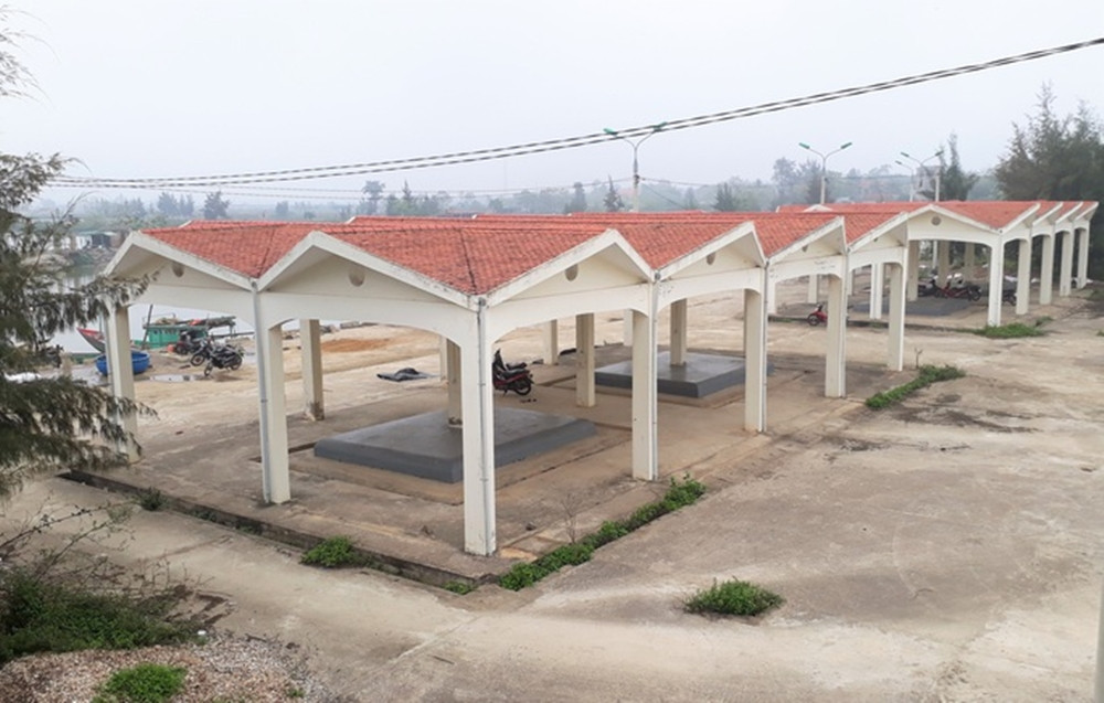 Khu vực được xây dựng khang trang để nhân dân bày bán, trao đổi hải sản nhưng nay đang bị bỏ hoang. (Ảnh: Người lao động).