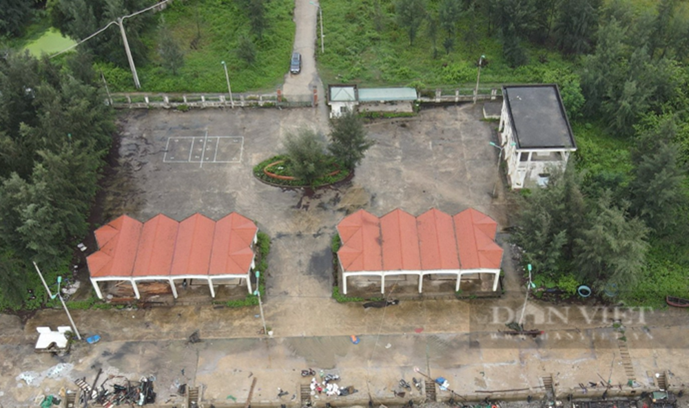 Dự án do Sở NN&amp;PTNT Thanh Hóa làm chủ đầu tư, bao gồm: Nhà điều hành, sân bến, cọc neo, đậu tàu thuyền, hệ thống điện, cấp thoát nước, bể xử lý nước thải, kè bờ bao, hai nhà tiếp nhận và phân loại thủy hải sản… và nhiều công trình phụ trợ khác. (Ảnh: Dân Việt).