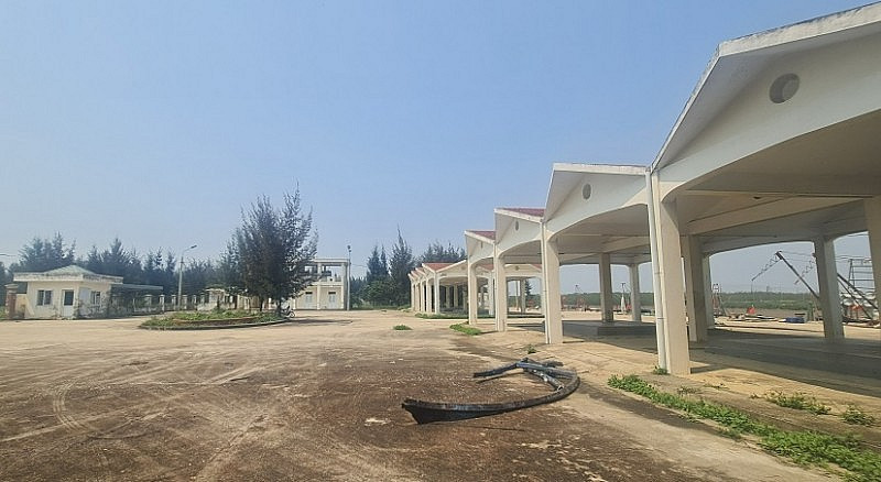 Như vậy, sau 6 năm hoàn thành và đưa vào khai thác, cảng cá hơn 43 tỷ đồng vẫn chưa thể phát huy hiệu quả, tiếp tục gây lãng phí đất đai, tiền bạc đầu tư. (Ảnh: Công Thương).