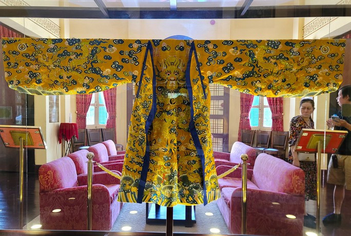 Ngay sảnh chính của Dinh I là nơi trưng bày long bào được tái dựng lại theo thời vua nhà Nguyễn. Long bào này thường sử dụng trong các lễ đại triều vào mùng 1, ngày rằm tại điện Thái Hòa, lễ đăng quang hoặc một số dịp lễ tiết quan trọng của đất nước lúc bấy giờ. Ảnh: nguoilaodong